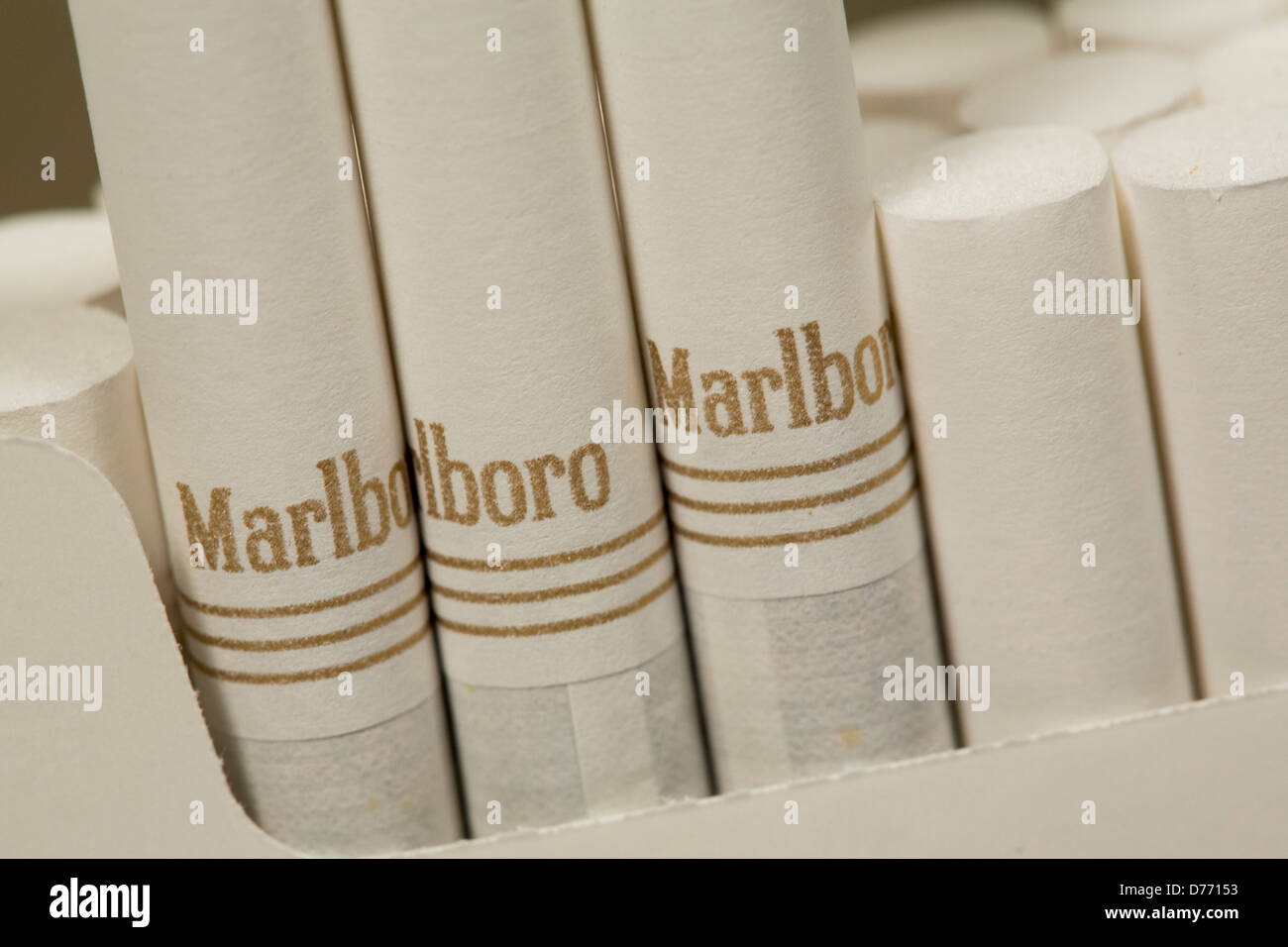 Un paquet de cigarettes Marlboro Gold. Banque D'Images