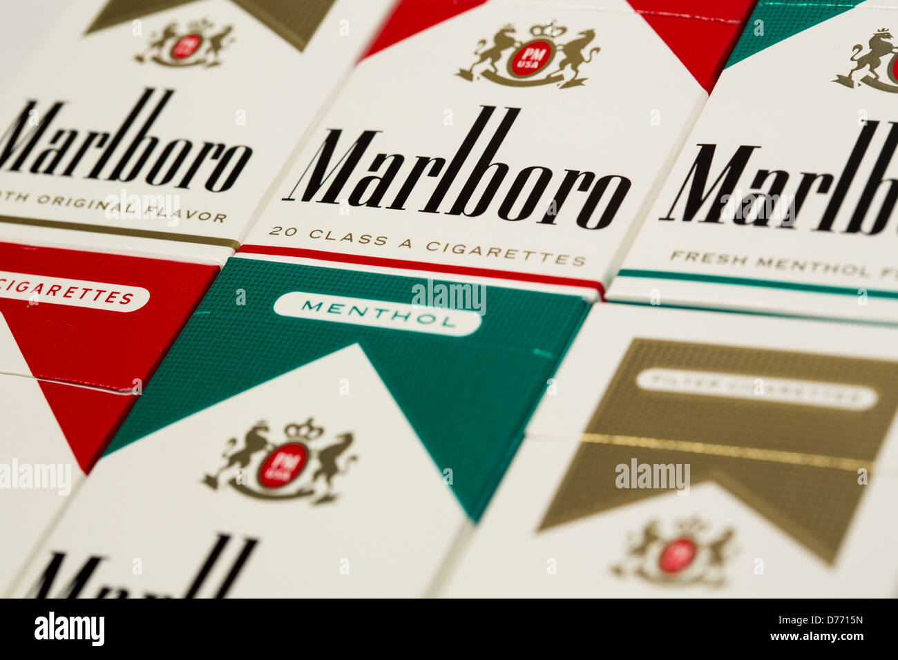 Différents paquets de cigarettes de Marlboro. Banque D'Images