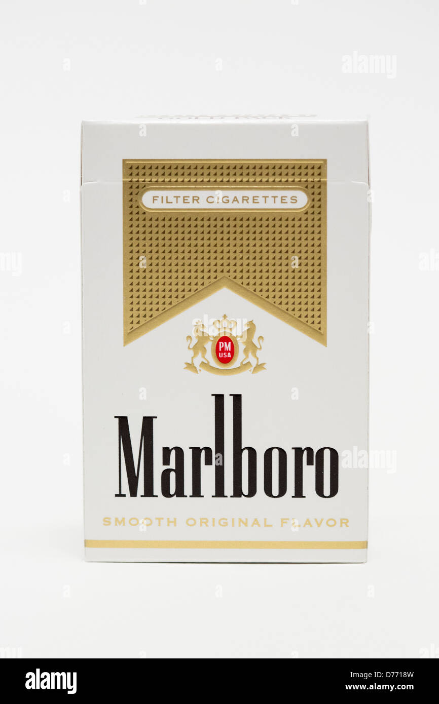 Un paquet de cigarettes Marlboro Gold. Banque D'Images