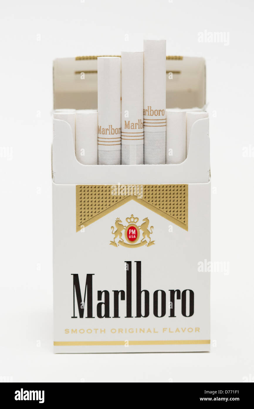 Un paquet de cigarettes Marlboro Gold. Banque D'Images