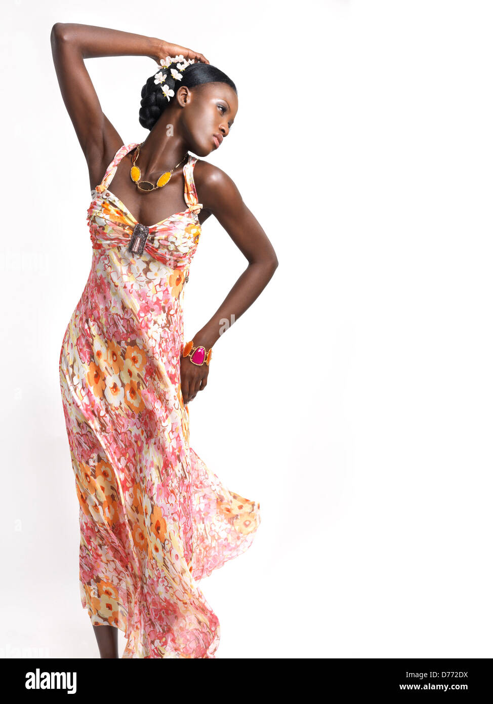Belle jeune femme africaine portant une robe d'été floral rose vol isolé  sur fond blanc Photo Stock - Alamy