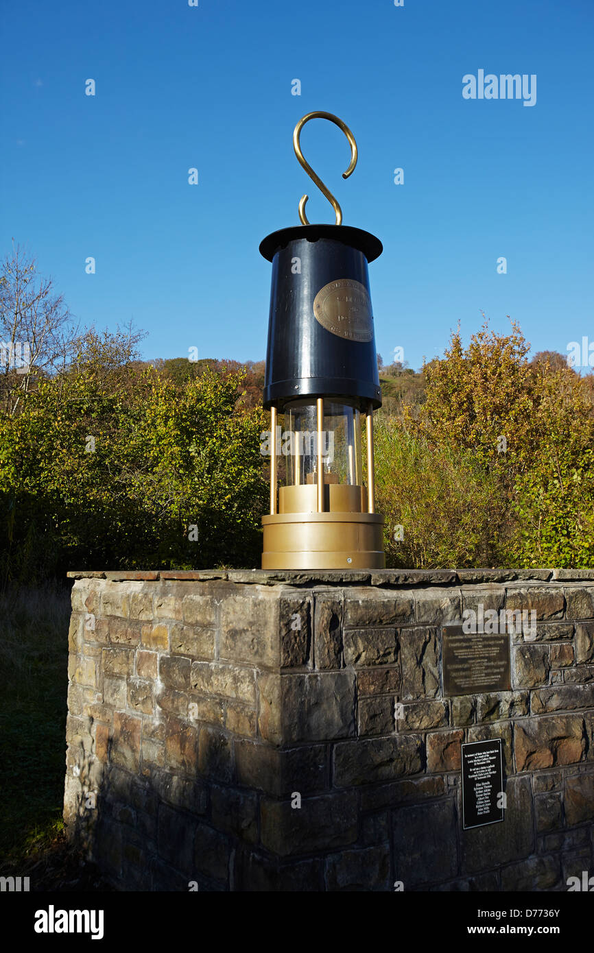 Grand modèle d'un mineurs, à l'extérieur de la lampe Davey Rhondda Heritage Park, Pontypridd, Pays de Galles, Royaume-Uni Banque D'Images