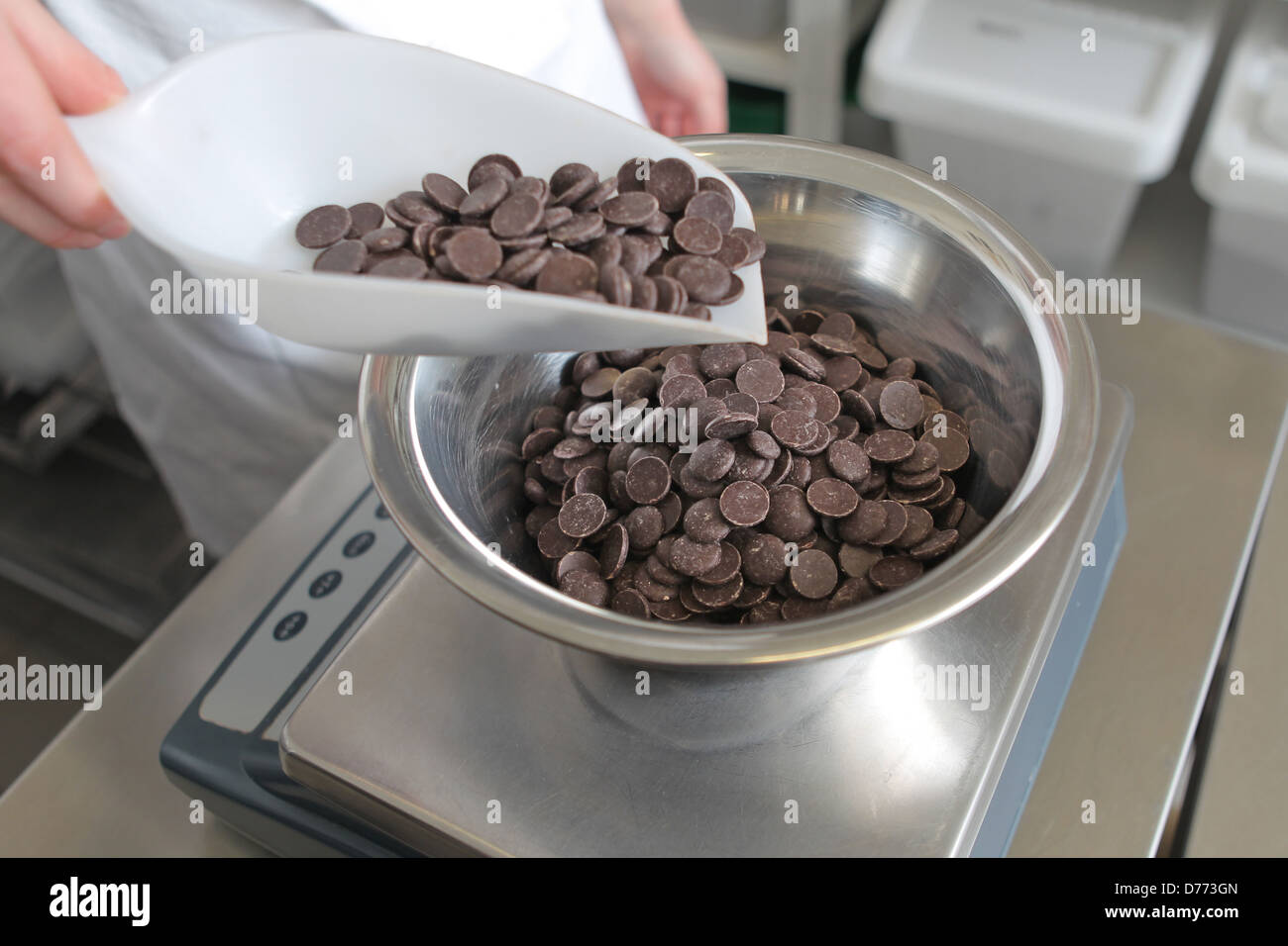 Handewitt, Allemagne, chocolat lentilles dans une usine de chocolat Banque D'Images
