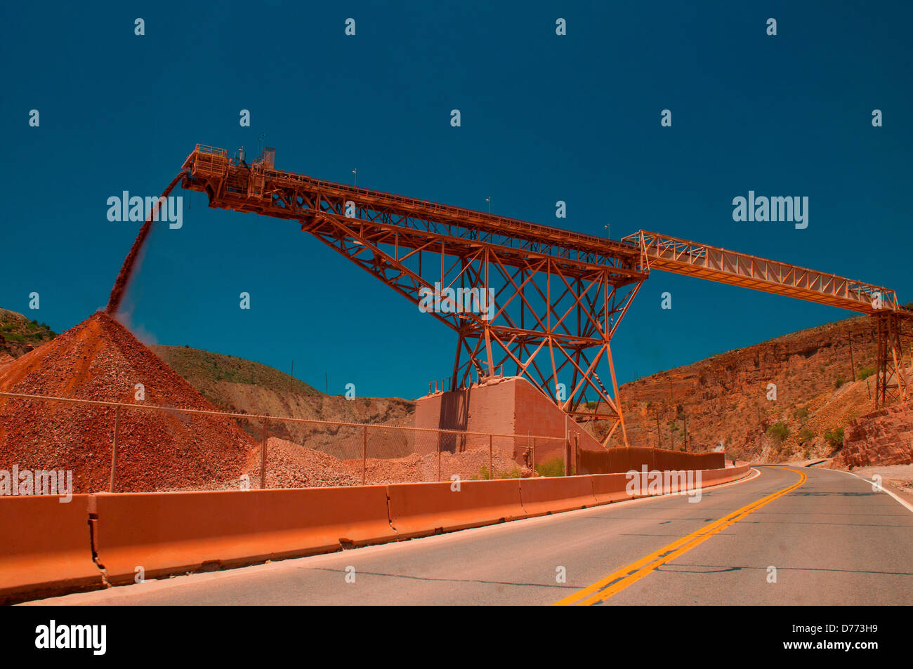 Une courroie de convoyeur gouttes rock Morenci dans la Mine Morenci Arizona il plus importante mine de cuivre en Amérique du Nord un plus grand monde, il a également Banque D'Images