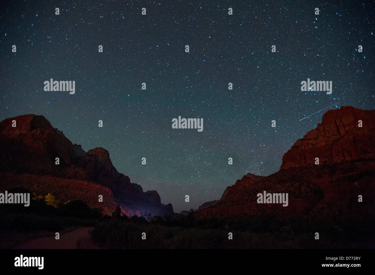 Un ciel nocturne rempli d'étoiles vu au Zion National Park Utah que l'Iridium Satellite qui les survolait la droite Voie Lactée que commencer Banque D'Images