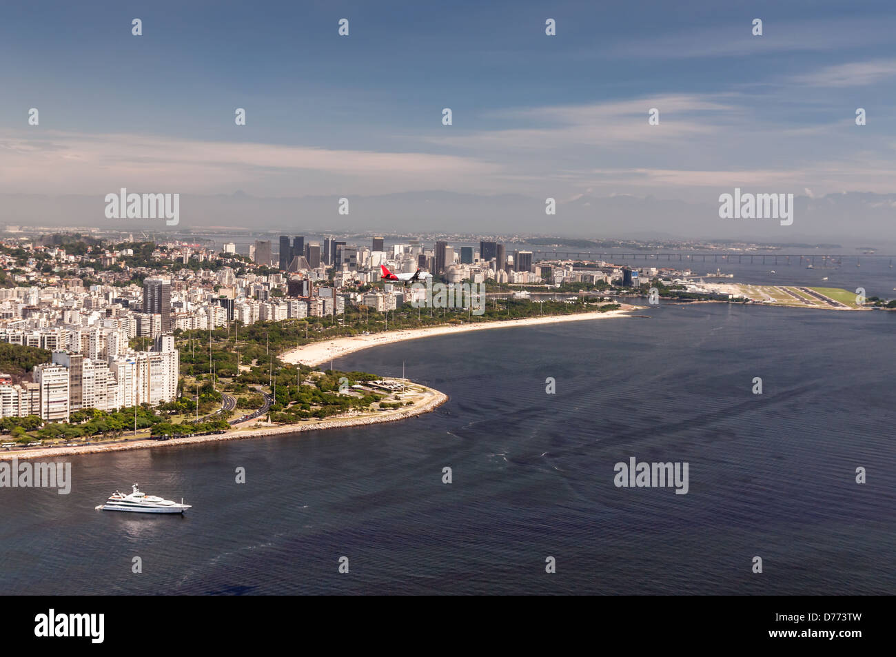 Avion de la préparation de la Terre à Rio de Janeiro l'aéroport national Santos Dumont et Flamengo Beach. Banque D'Images