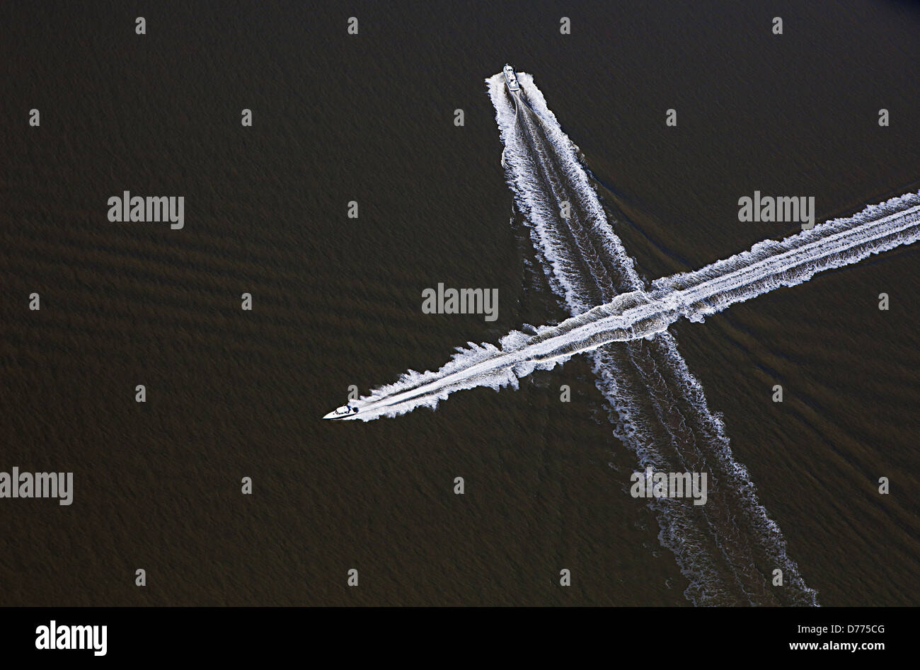 Photographie aérienne bateau traversant la baie de San Francisco en Californie se réveille Banque D'Images Photographie aérienne bateau traversant la baie de San Francisco en Californie se réveille Banque D'Images