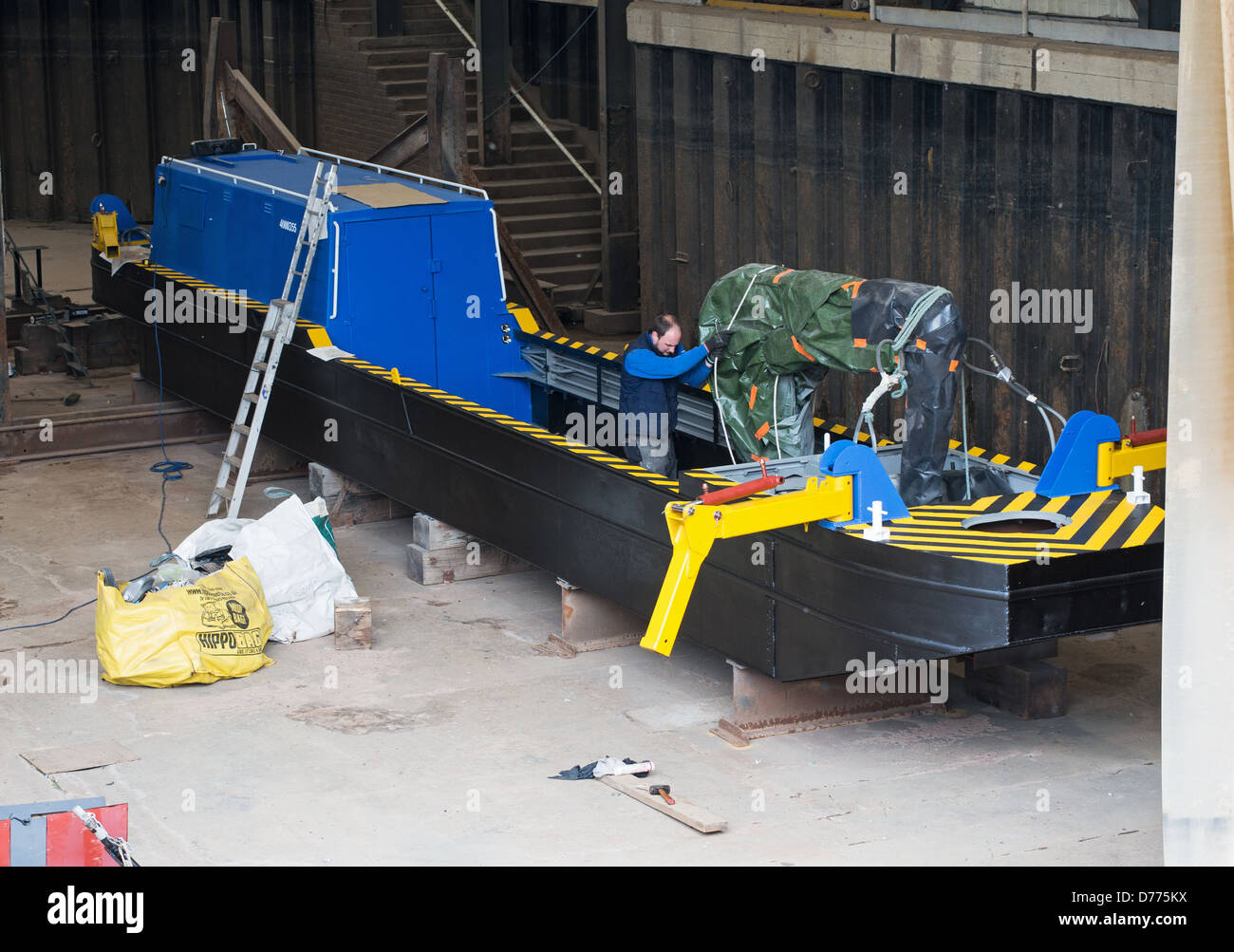 Un canal bateau de travail qui est armé à l'intérieur de la cale sèche de Newark England UK Banque D'Images