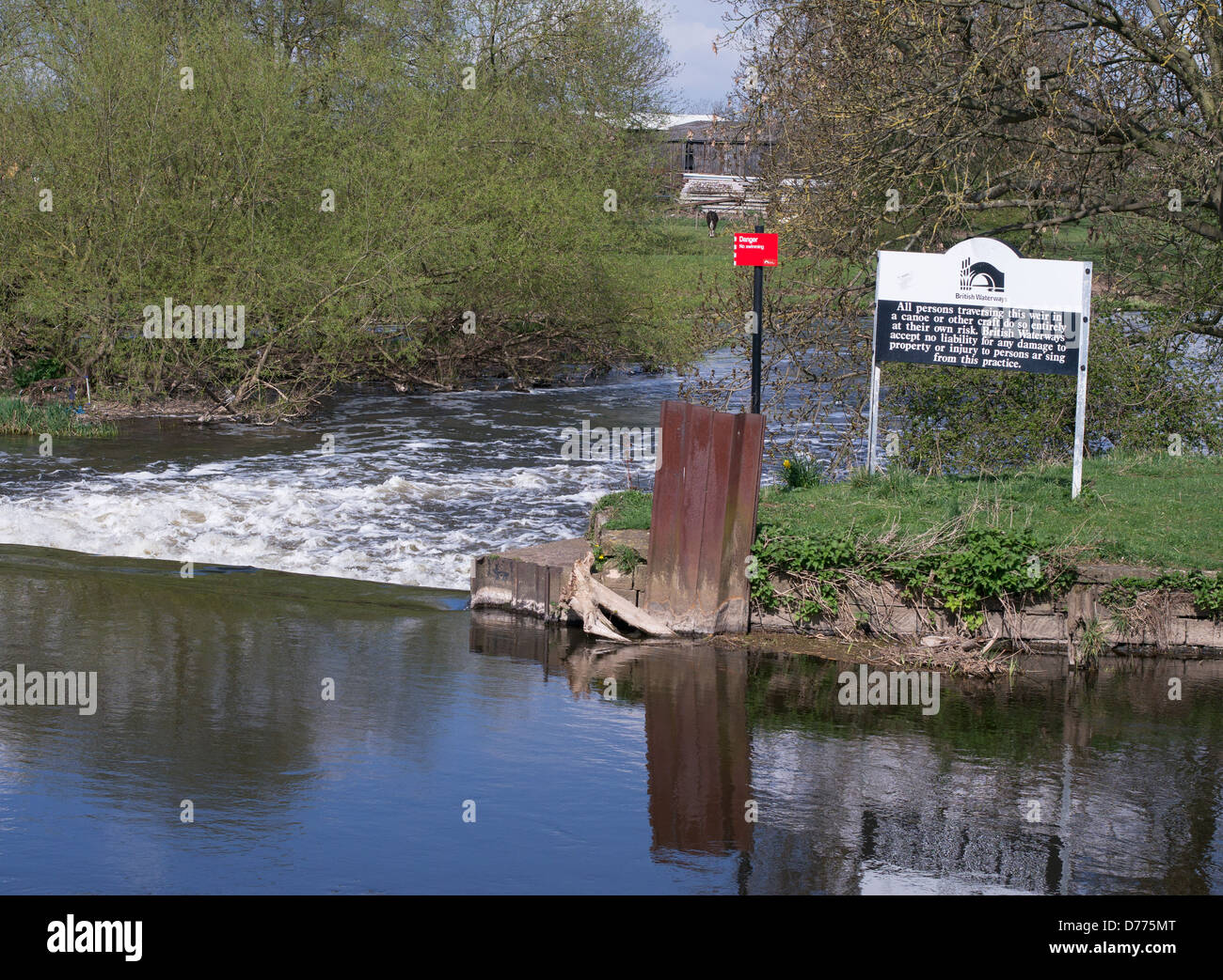 British Waterways panneau d'avertissement à Weir Newark England UK Banque D'Images