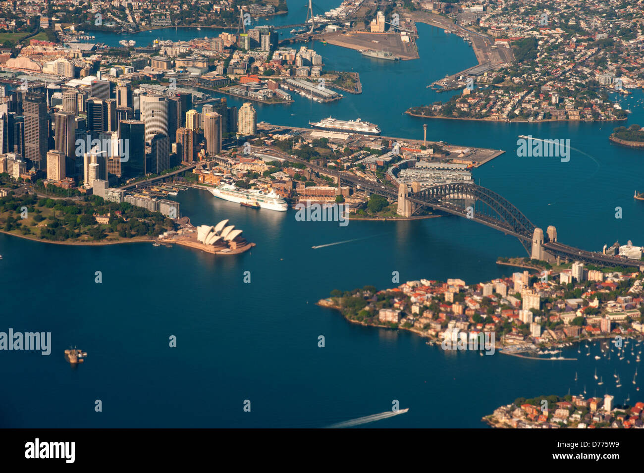 Australie Nouvelle Galles du Sud vue aérienne du port de Sydney Opéra de Sydney Harbour Bridge à gauche à droite Banque D'Images