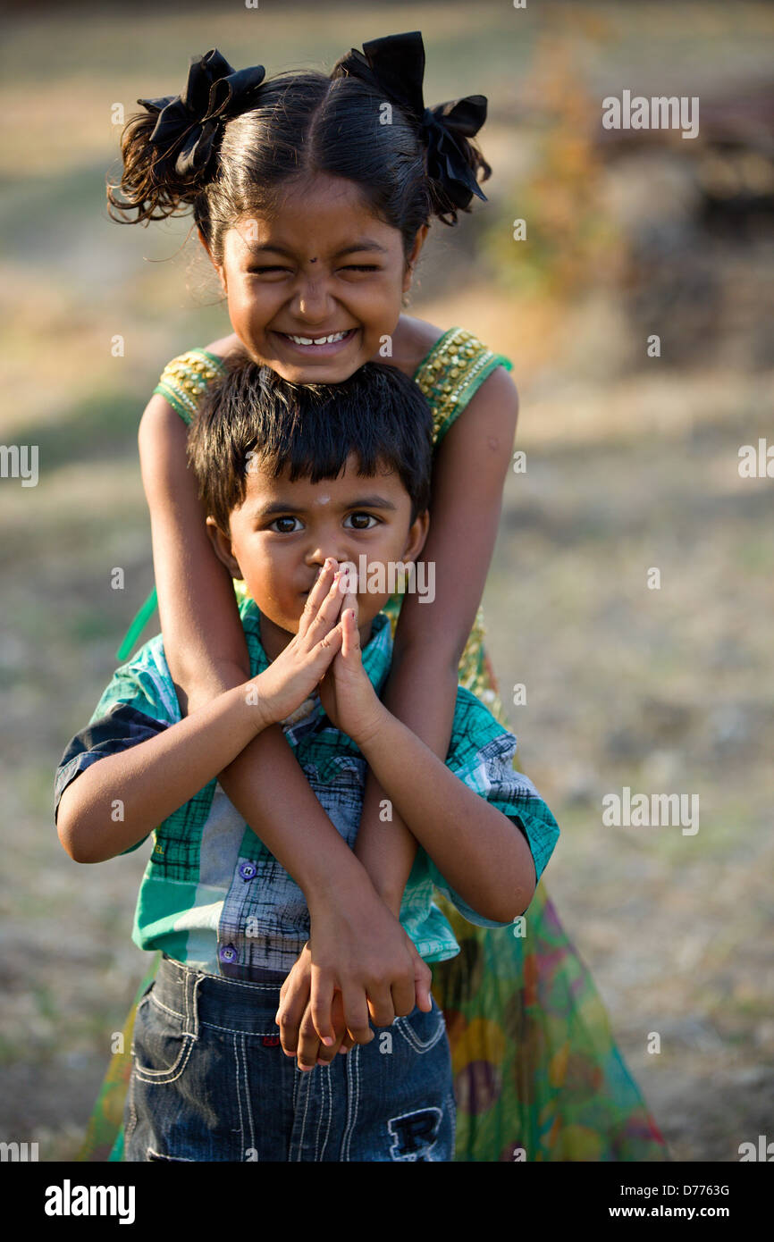 Indian girl and boy jouer ensemble l'Andhra Pradesh en Inde du Sud Banque D'Images