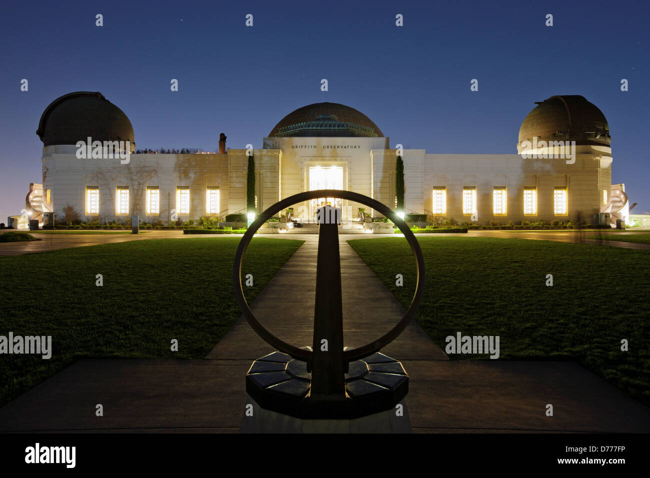 Cadran solaire à l'avant-plan définit Observatoire Griffith Banque D'Images