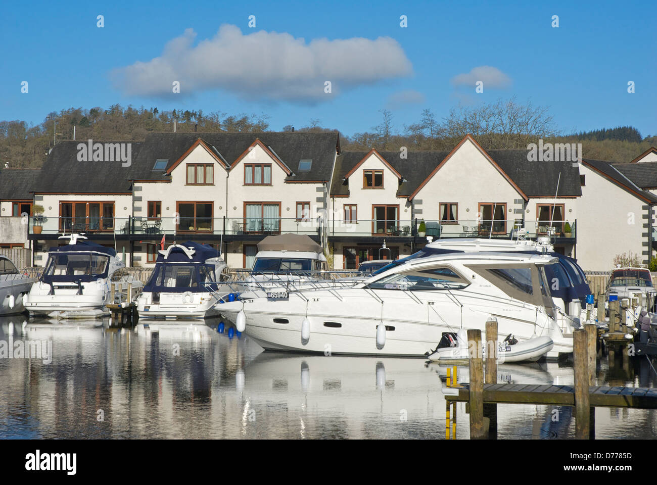 Bateaux amarrés à Windermere Marina Village, le lac Windermere, près de Bowness, Cumbria, Parc National de Lake District, en Angleterre, Royaume-Uni Banque D'Images