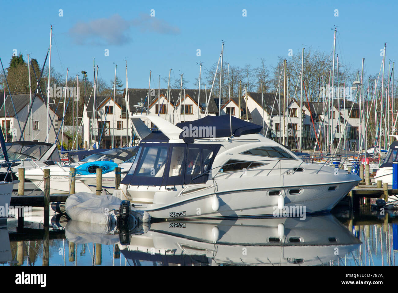 Bateaux amarrés à Windermere Marina Village, le lac Windermere, près de Bowness, Cumbria, Parc National de Lake District, en Angleterre, Royaume-Uni Banque D'Images