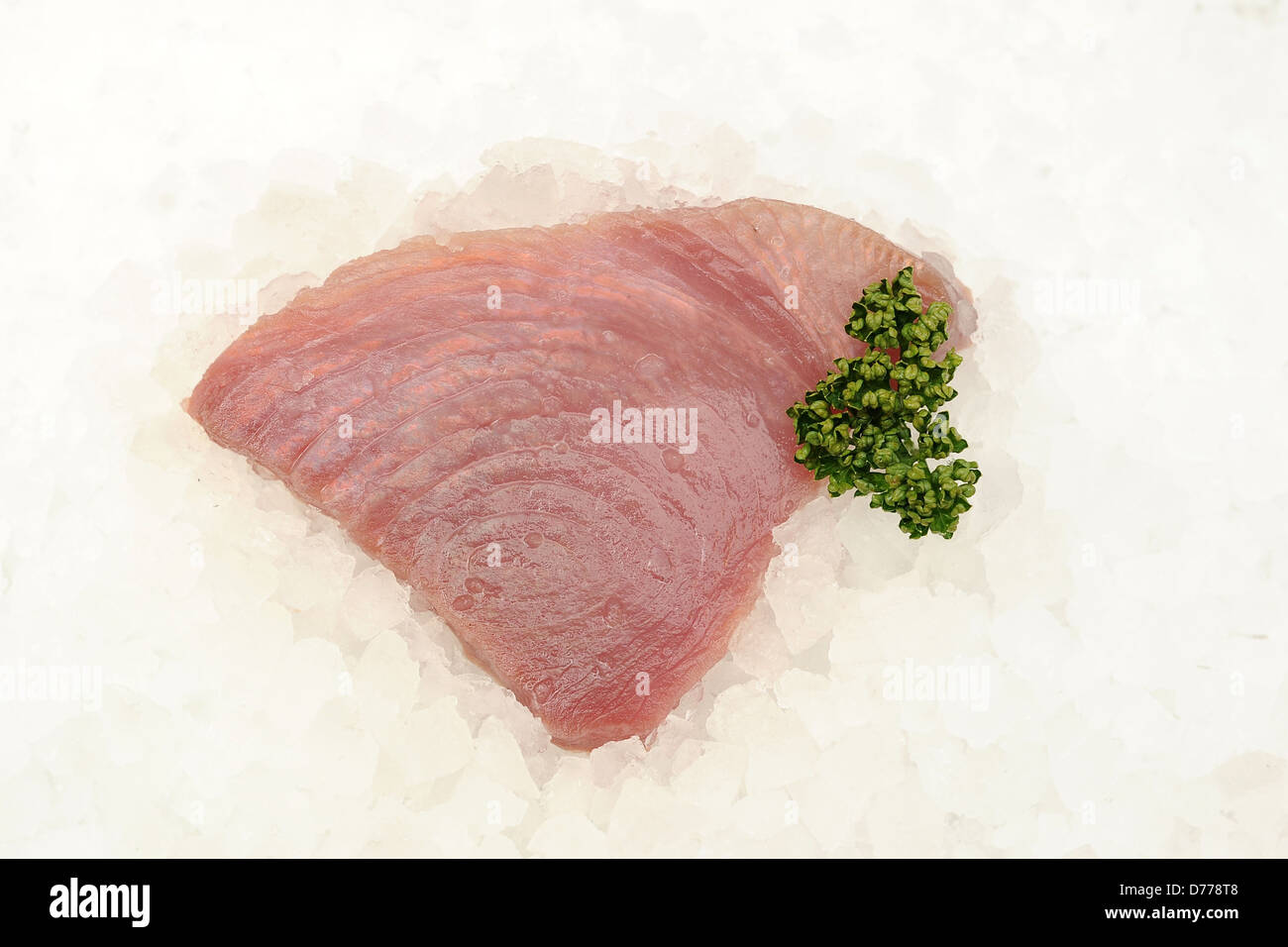 Un steak de thon sur un lit de glace. Banque D'Images