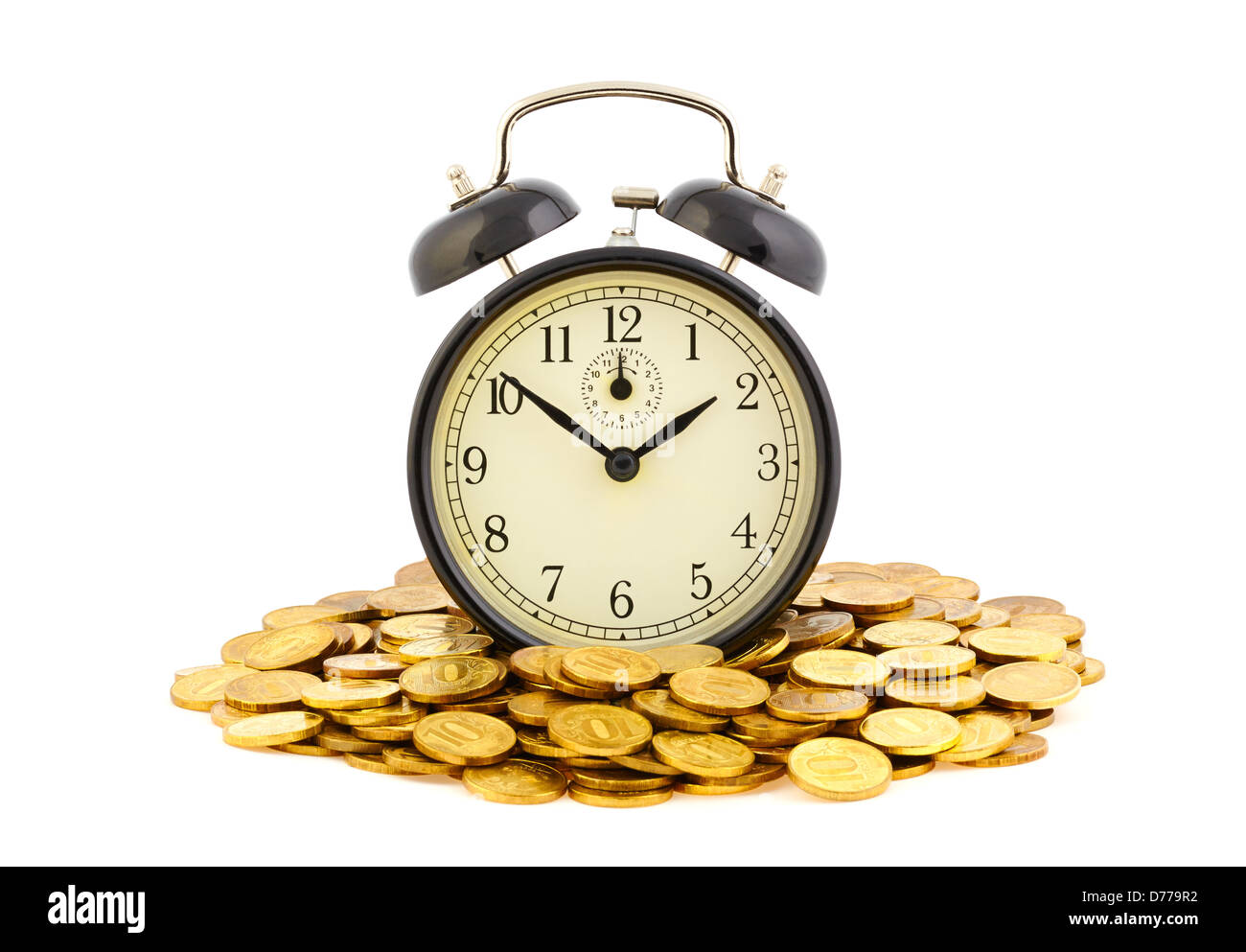 Belle vieille horloge d'un séjour sur l'une des pièces d'or. Time is money concept isolé sur fond blanc. Banque D'Images