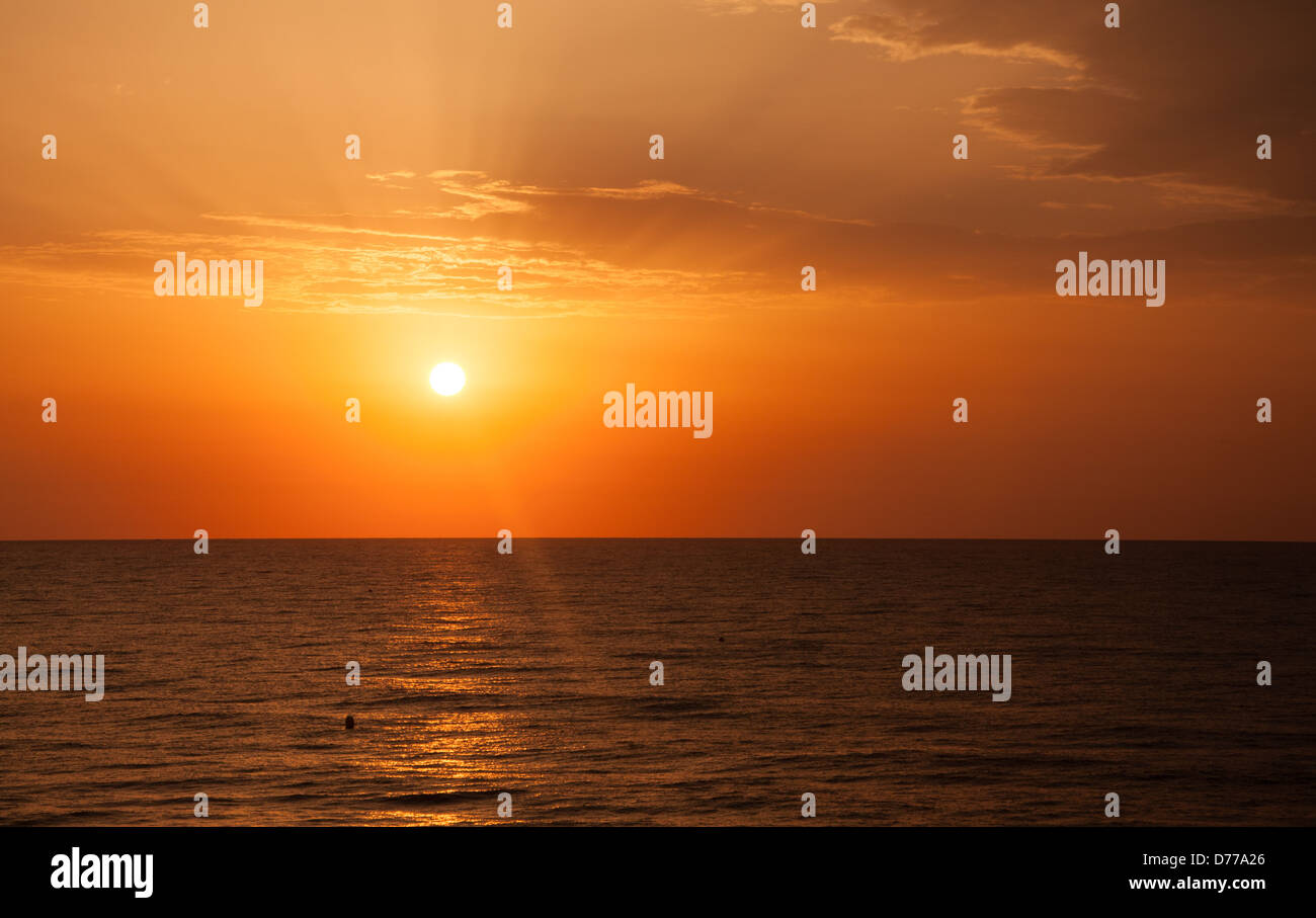 Le lever du soleil sur la mer Méditerranée à partir de La Zenia, Costa Blanca, Espagne. Banque D'Images