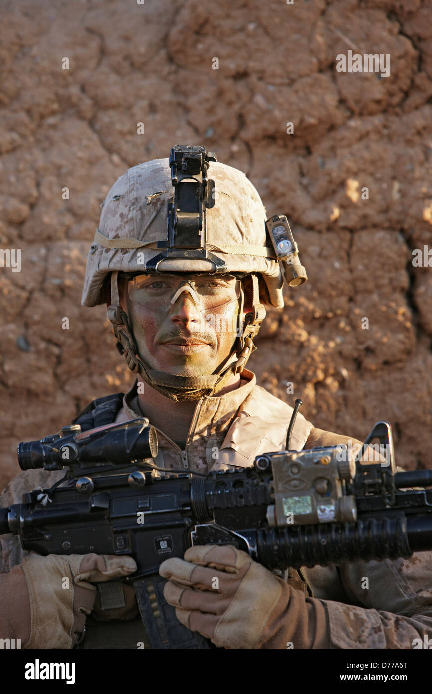 U.S. Marine Holding M4 Carbine pendant opération de combat dans la province de Helmand en Afghanistan Banque D'Images