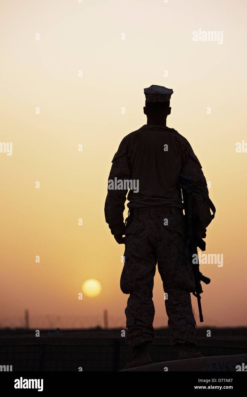 Un U.S. Marine au coucher du soleil dans la province de Helmand en Afghanistan Banque D'Images