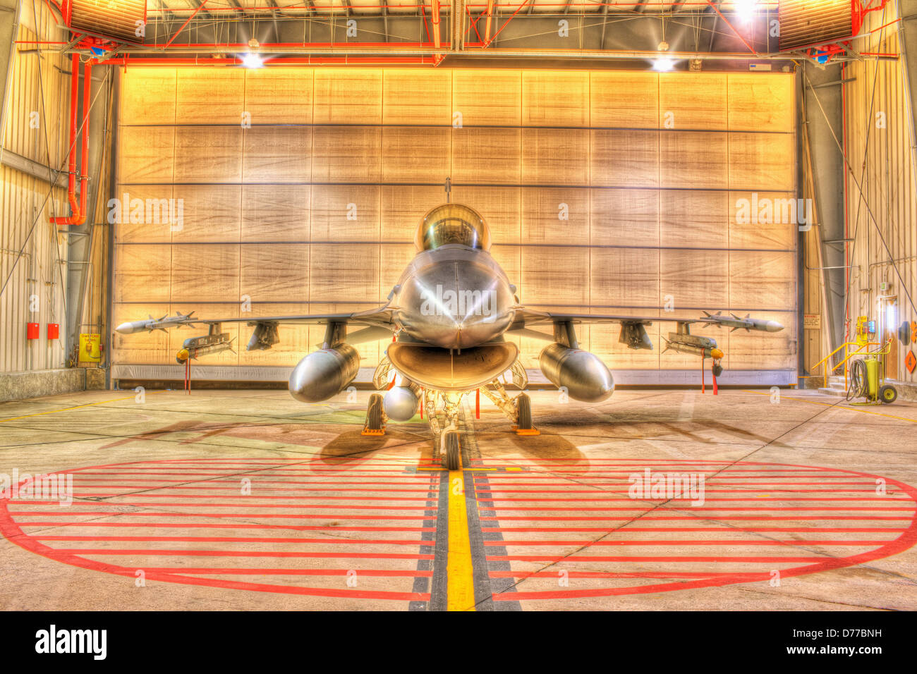 F-16 Jet d'alerte dans le Hangar chargé d'armes réelles ou High Dynamic Range image HDR Banque D'Images