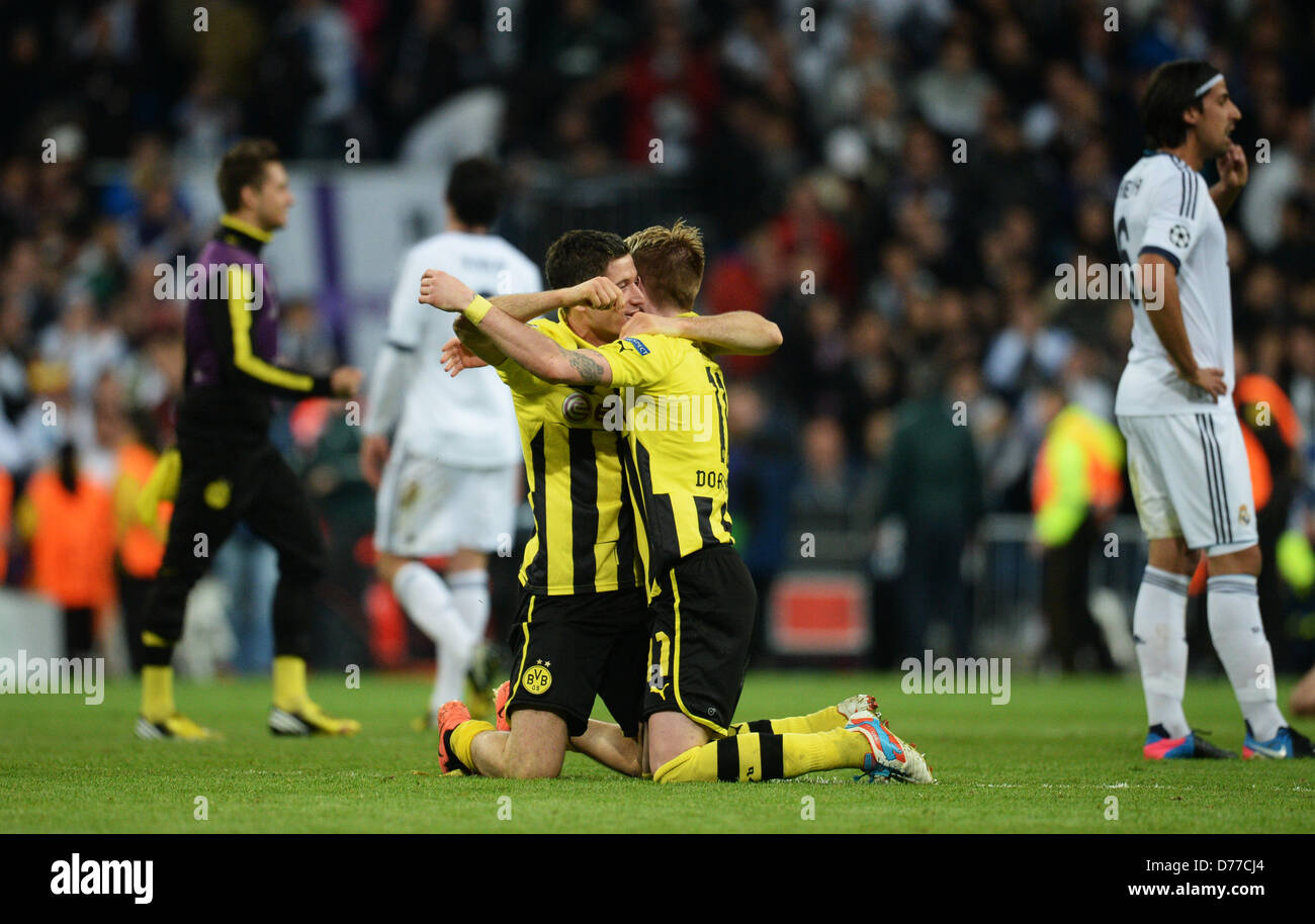 Robert Lewandowski Dortmund's (L) et Marco Reus célébrer à côté du Réel Sami Khedira (R) à la fin de la demi-finale de la Ligue des Champions de football match match retour entre Borussia Dortmund et le Real Madrid au Santiago Bernabeu, Espagne, 30 avril 2013. Photo : Bernd Thissen/dpa  + + +(c) afp - Bildfunk + + + Banque D'Images