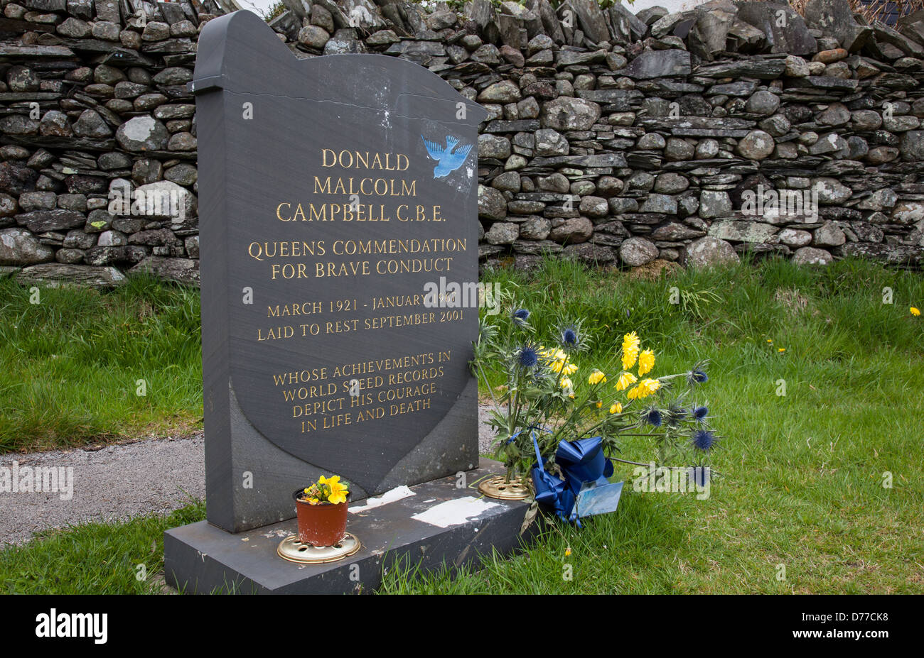 La tombe de Donald Campbell dans le nouveau cimetière paroissial à Coniston, Lake District, Cumbria Banque D'Images