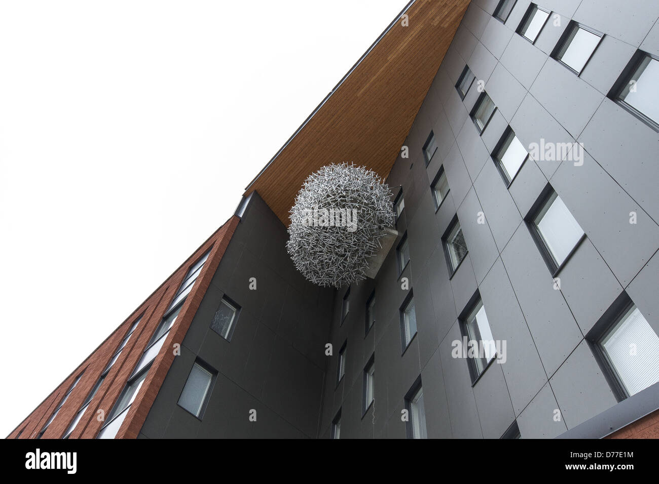 'Nest Metal' conçu par Markku Hakuri. Cette œuvre d'art se double d'un balcon pour les résidents d'un sauna commun. Banque D'Images