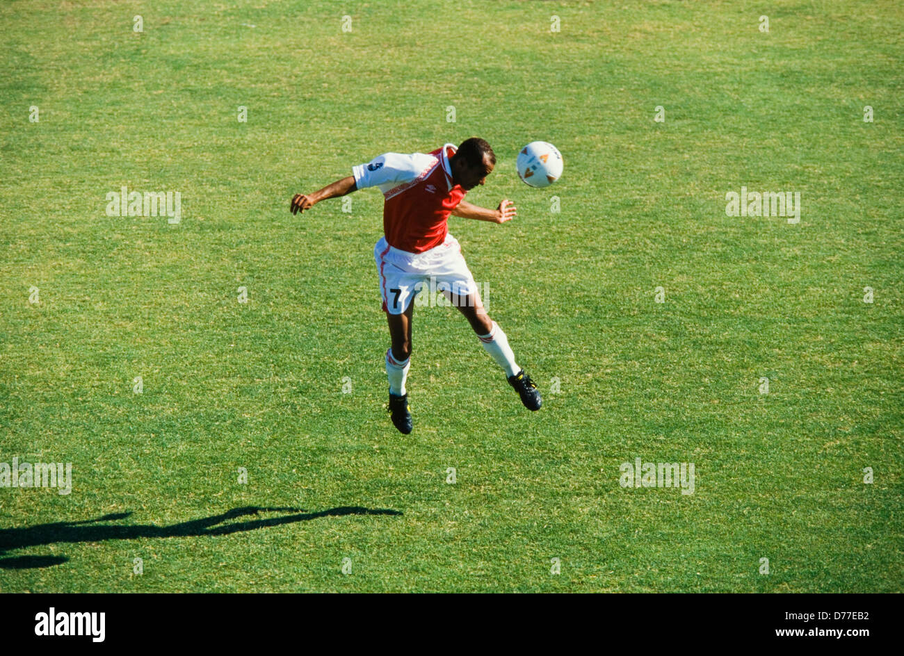 Joueur de foot seul avec ball, tir au but, l'entête , Miami Photo Stock Alamy Joueur de foot seul avec ball, tir au but, l'entête , Miami Photo Stock Alamy