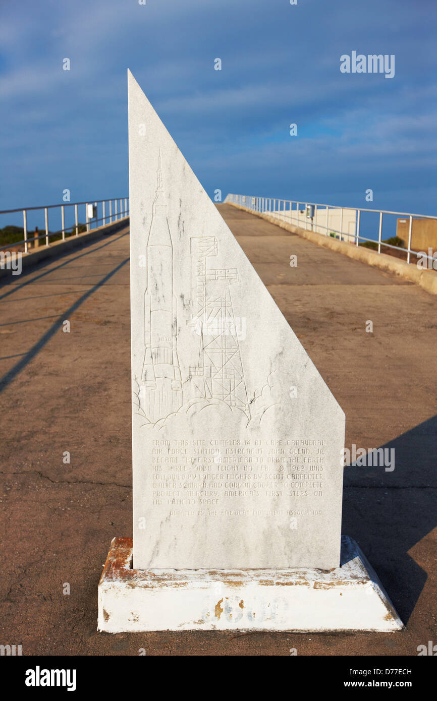 Monument commémoratif de granit commémorant la première orbite John Glenn Mercure Projet situé à base de béton menant au lancement Banque D'Images