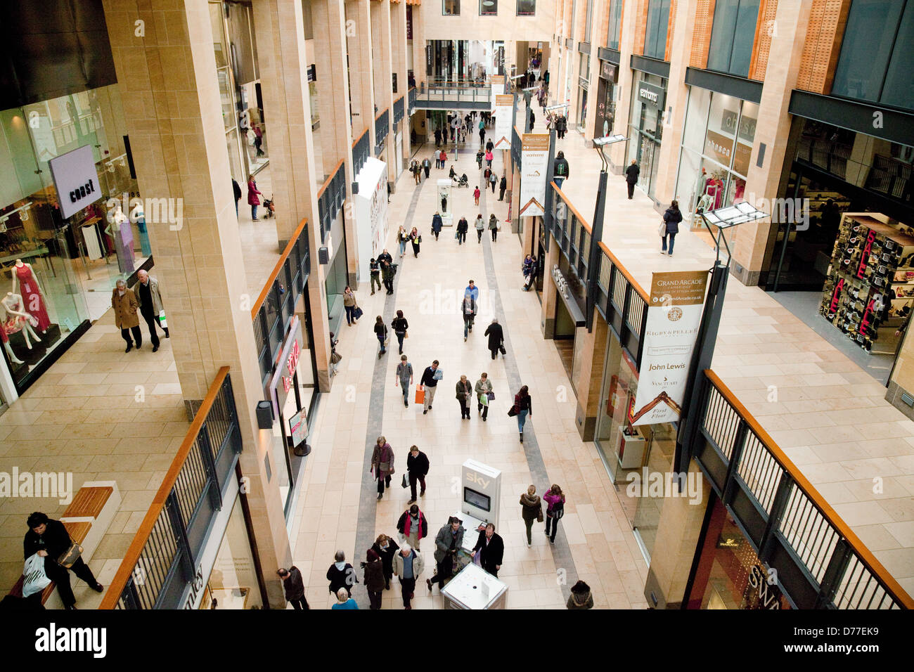 Les clients dans le centre commercial Grand Arcade, Cambridge UK, 2013 Banque D'Images