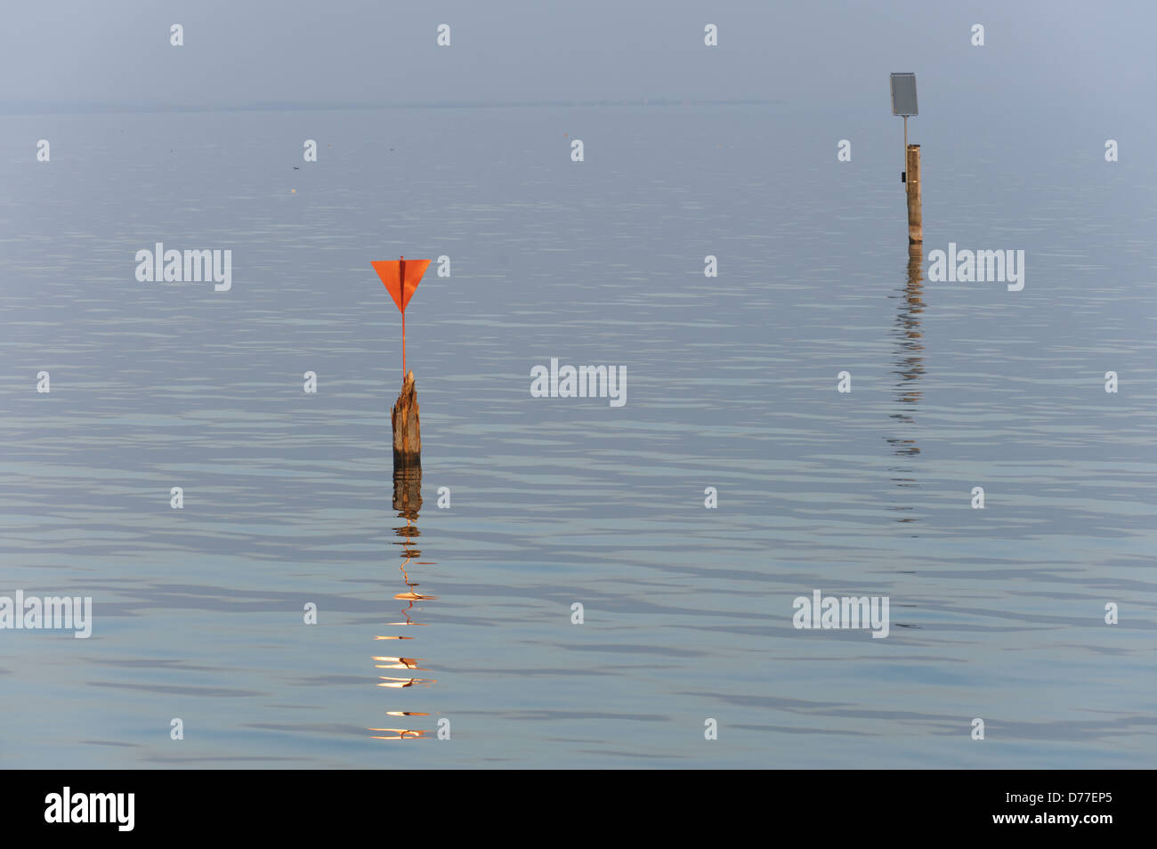 Panneau d'avertissement rouge sur poteau en bois, Immenstaad Lac de Constance Allemagne Bade-Wurtemberg Banque D'Images