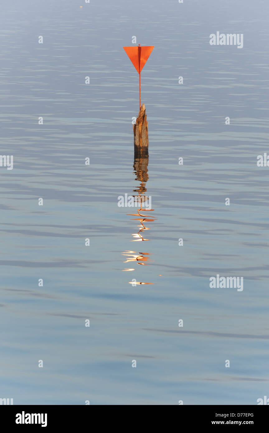 Panneau d'avertissement rouge sur poteau en bois, Immenstaad Lac de Constance Allemagne Bade-Wurtemberg Banque D'Images