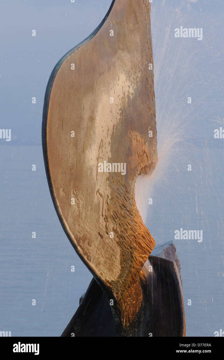 Détail de l'eau sculpture-fontaine dans le coucher du soleil, Immenstaad Lac de Constance Allemagne Bade-Wurtemberg Banque D'Images