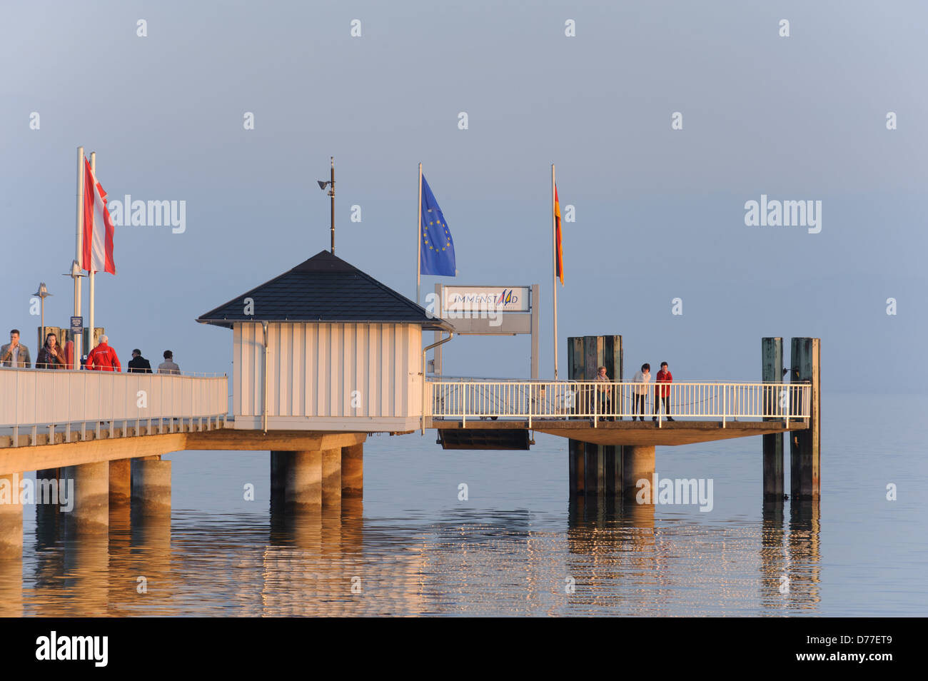 Jetée avec les gens dans le coucher du soleil, Immenstaad Lac de Constance Allemagne Bade-Wurtemberg Banque D'Images