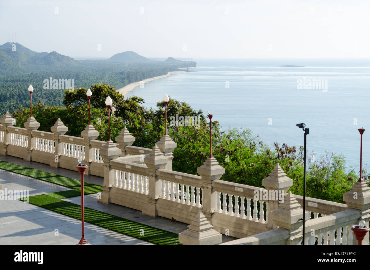 Grande terrasse en marbre d'un palais de Wat Tang Sai sur le dessus de la montagne au-dessus du Chai Khao Tong Krut Interdiction beach dans le sud de la Thaïlande Banque D'Images
