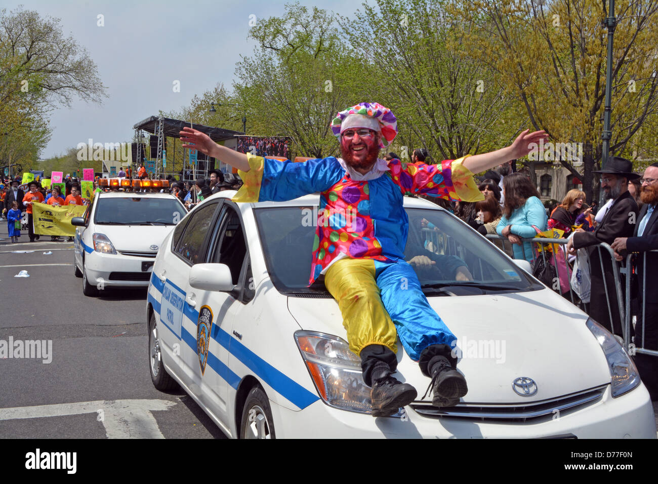 Les hommes religieux vêtu comme un clown à la parade de Lag Baomer à Brooklyn Banque D'Images