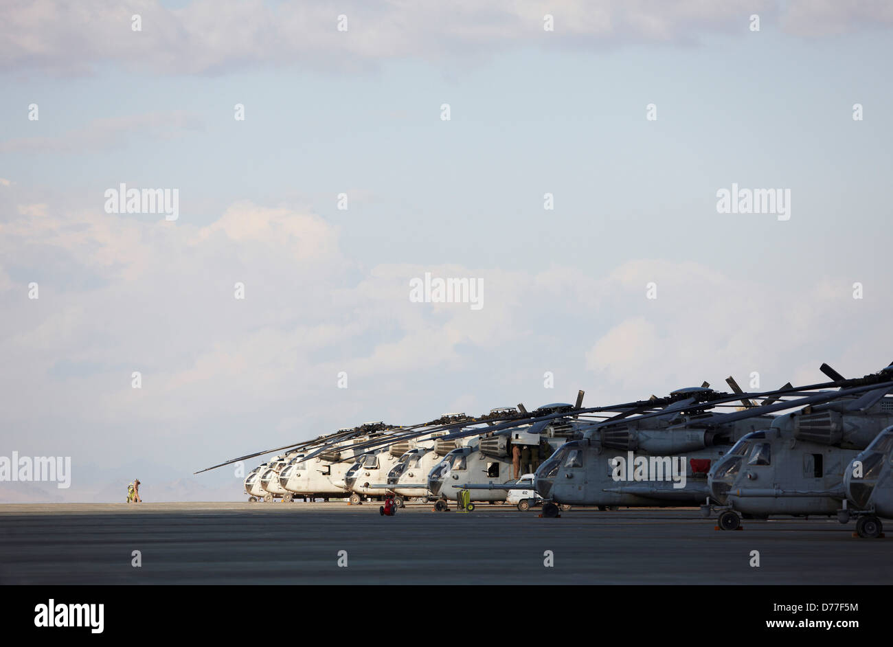 Line United States Marine Corps CH-53E Super Stallion CH-53D Sea Stallion hélicoptères de transport lourd de l'Helmand Camp Bastion Banque D'Images