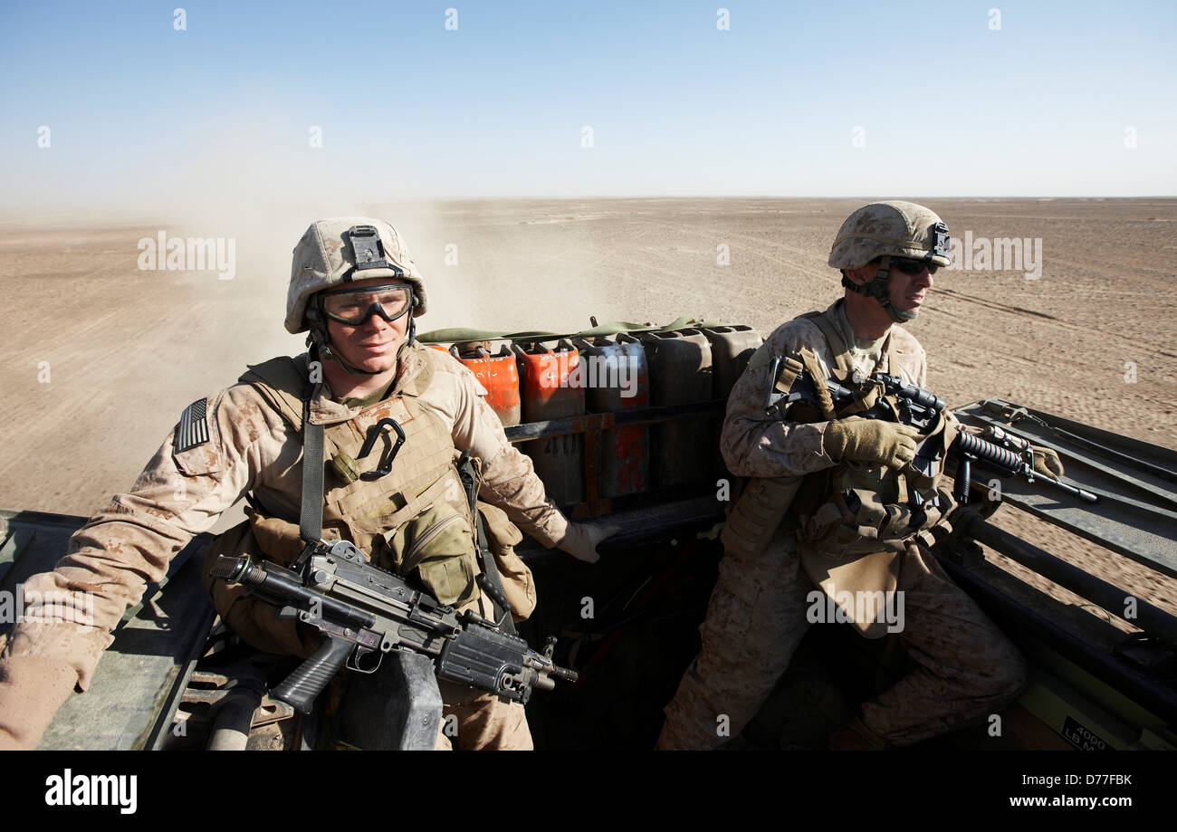 Vue à l'intérieur de United States Marine Corps à huit roues LAV-25 véhicule de reconnaissance amphibie désert la Province d'Helmand Banque D'Images