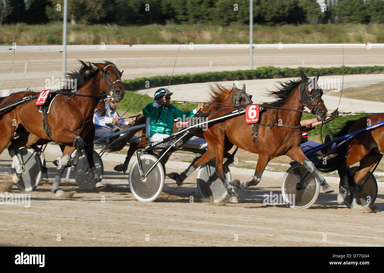 Riders en compétition pendant un cheval de course du faisceau à Palma de Mallorca's hippodrome. Banque D'Images