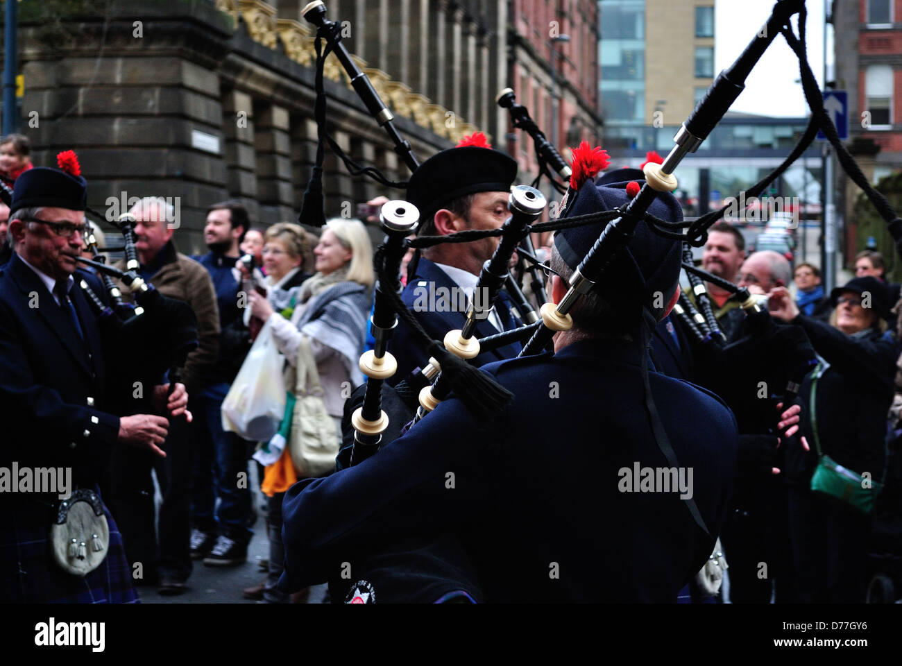 Les joueurs de cornemuse à Leeds St Patrick's Day Parade Banque D'Images