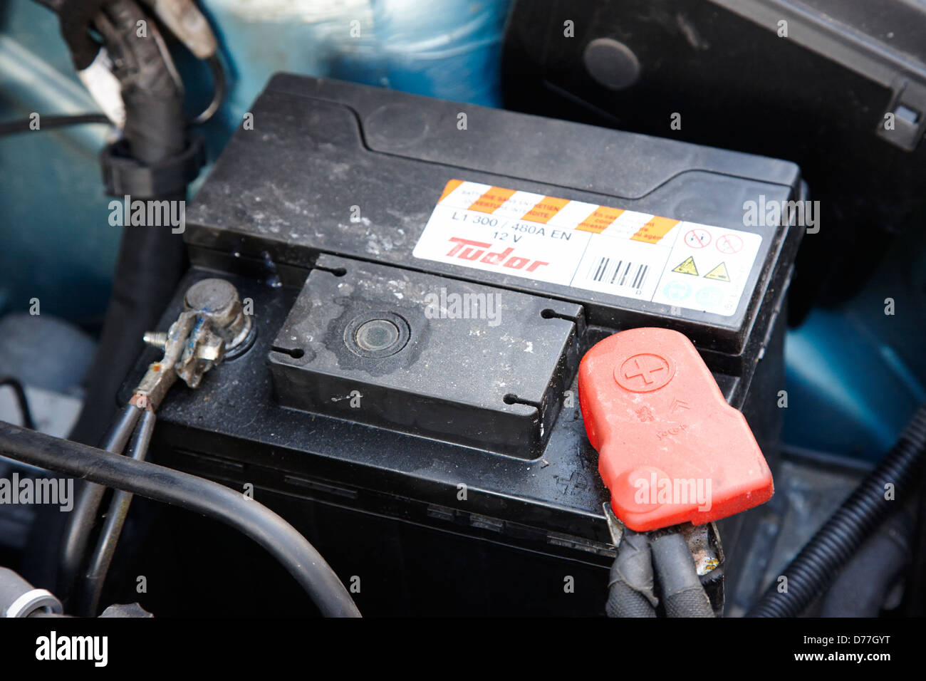Batterie de voiture connecté dans un compartiment moteur de voiture Photo  Stock - Alamy
