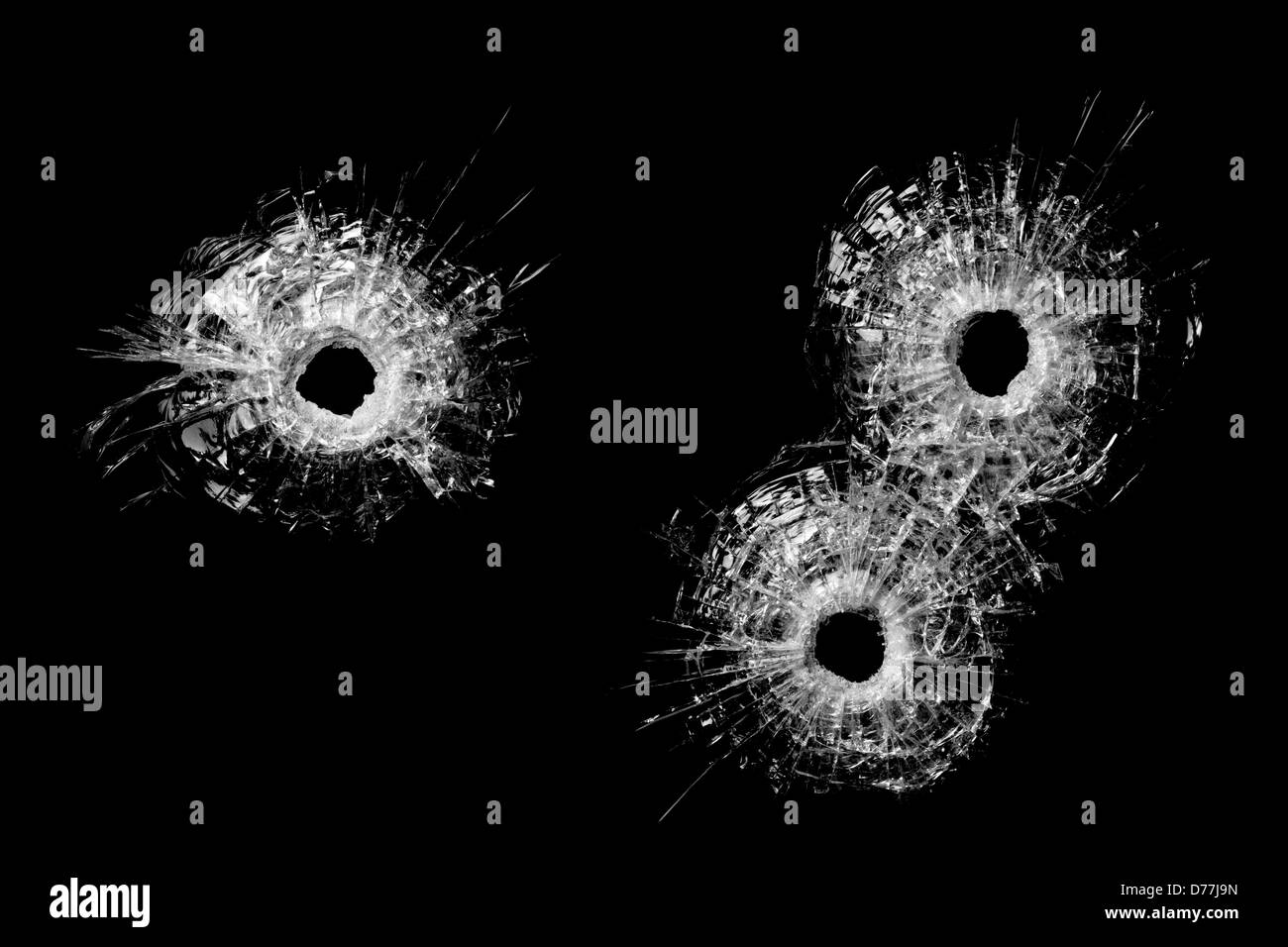 Trous de balle en verre isolé sur fond noir - trous de balle de .40 pistolet libre Banque D'Images
