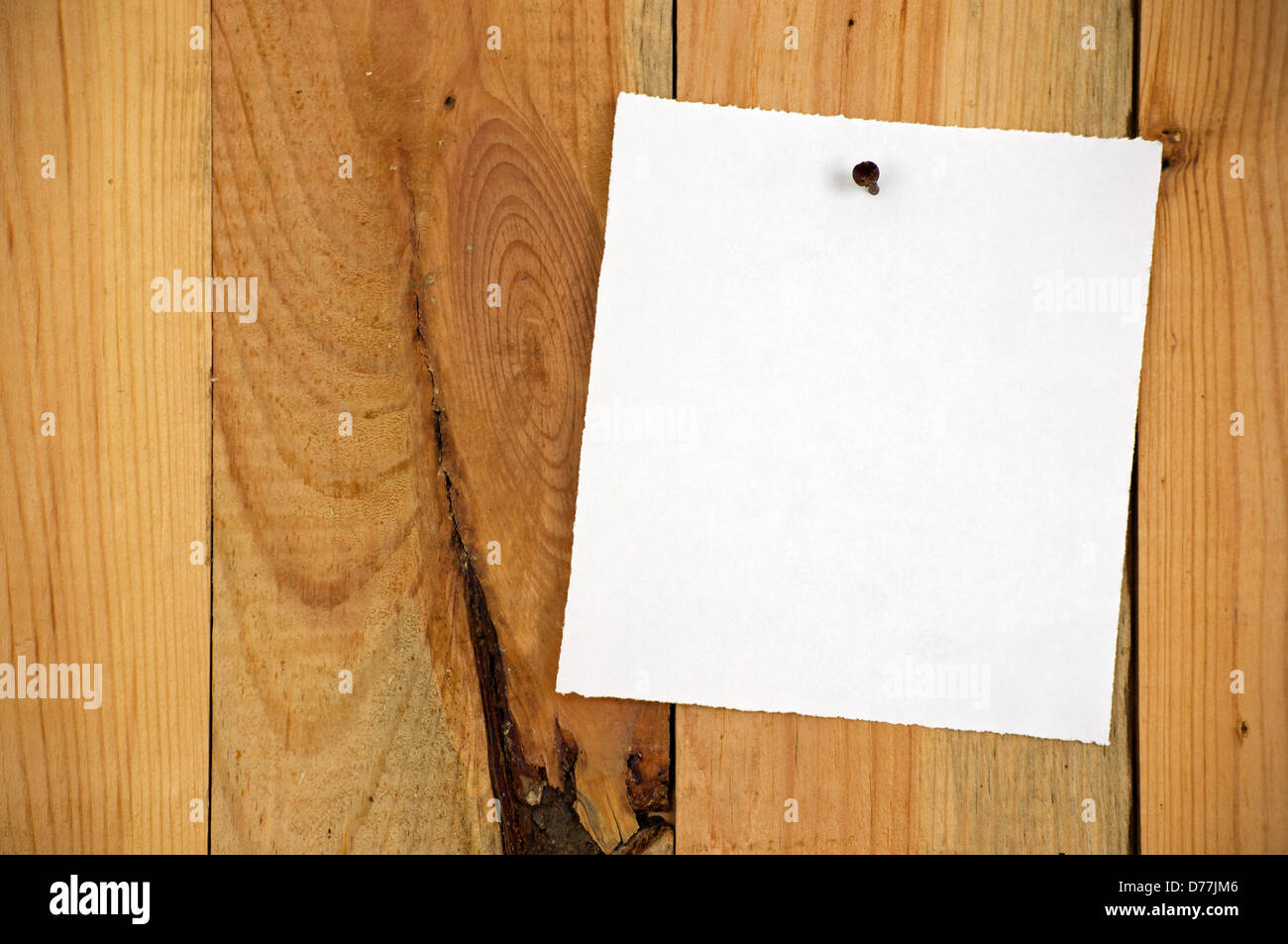 Note blanche sur un fond de bois Banque D'Images