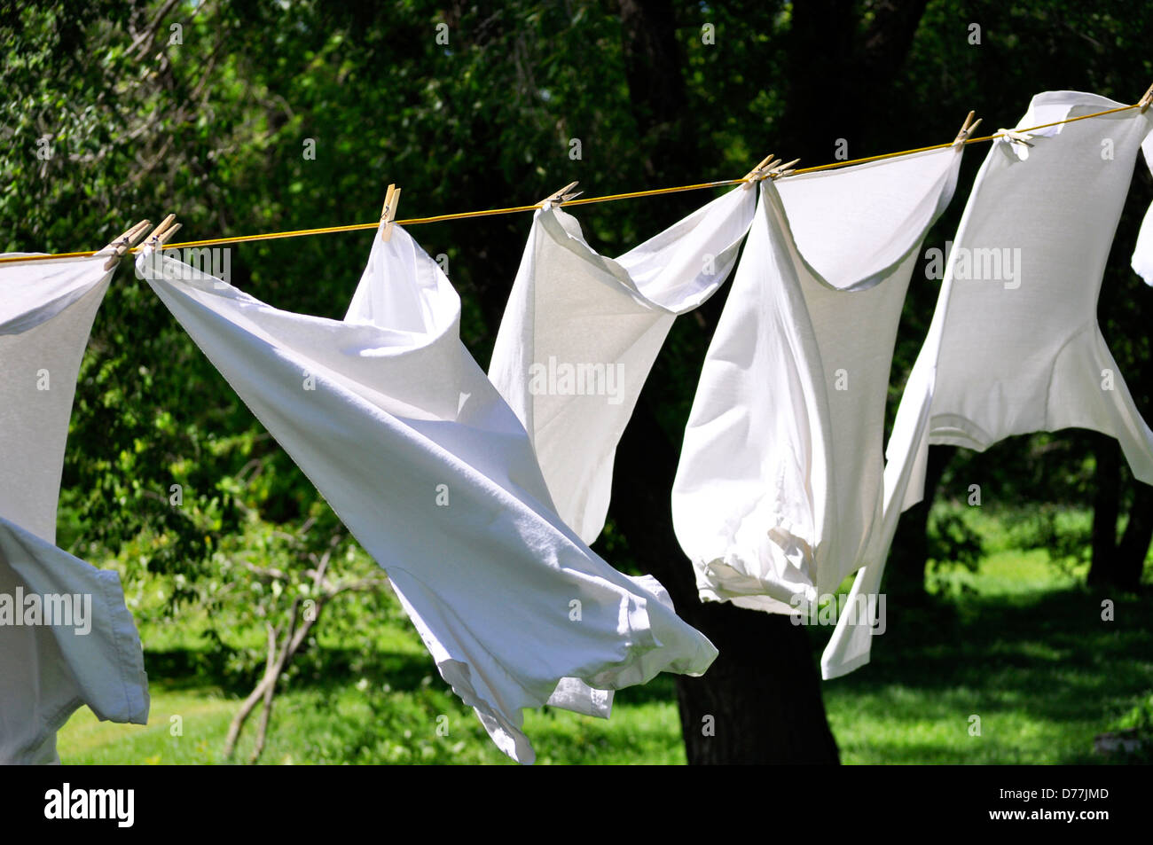 Nettoyer, sécher la lessive blanche sur la corde à linge Photo Stock - Alamy