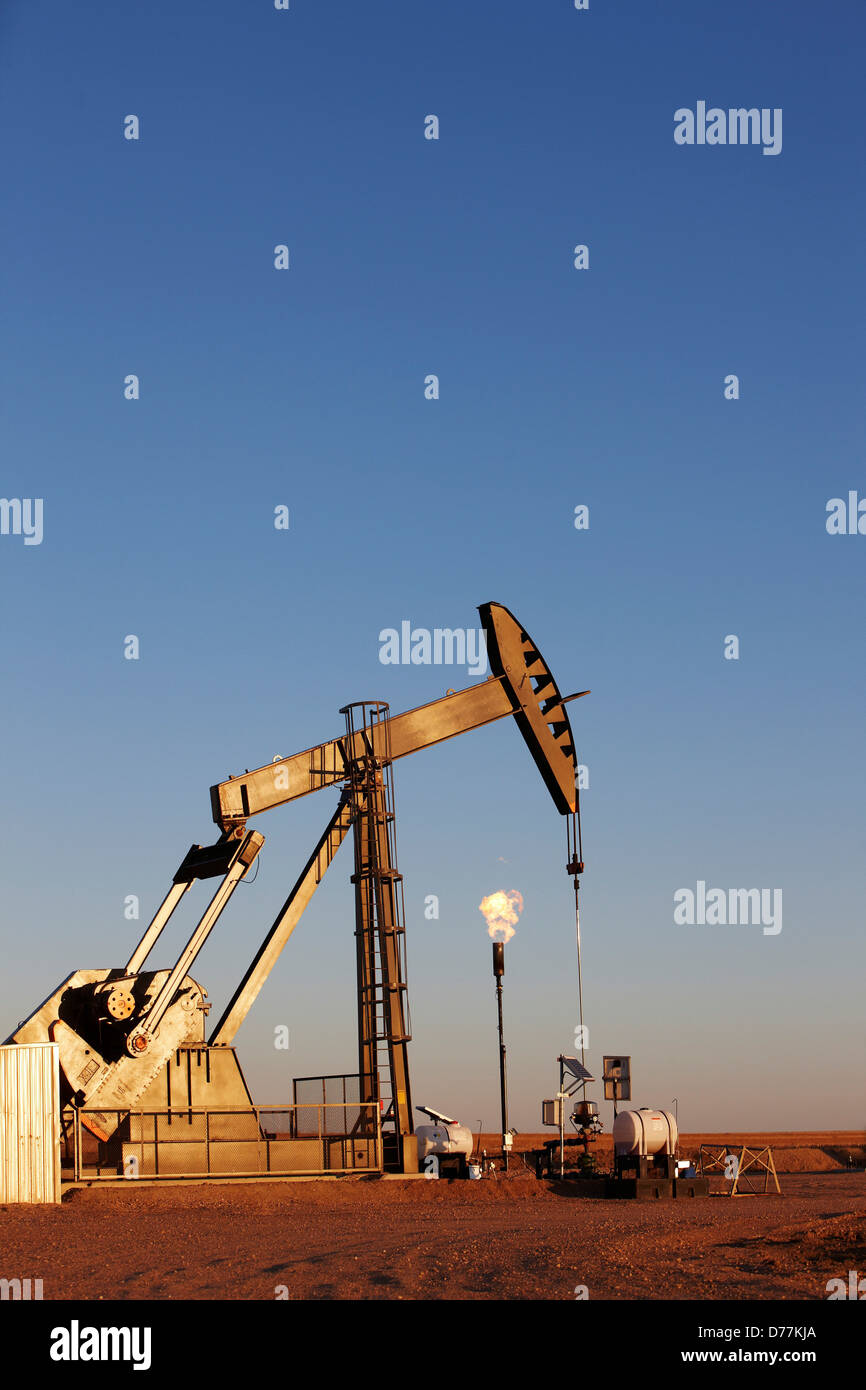 Ainsi l'huile de la pompe à gaz pumpjack jack flare torchère des plaines de l'Est de l'huile bien développés Colorado également connu sous le nom de fracturation hydraulique Banque D'Images