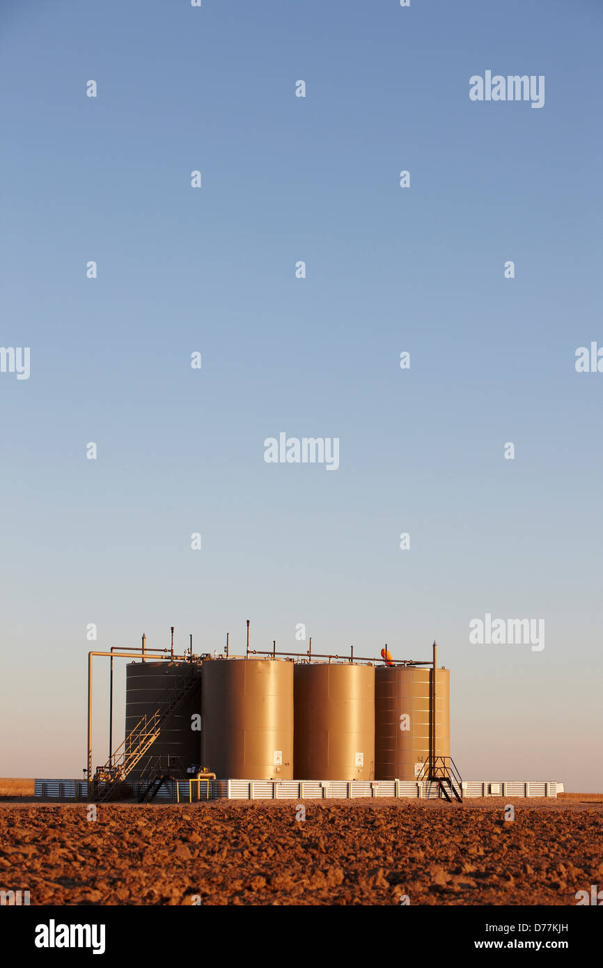 Les réservoirs de stockage de pétrole brut des plaines de l'est du Colorado. Banque D'Images