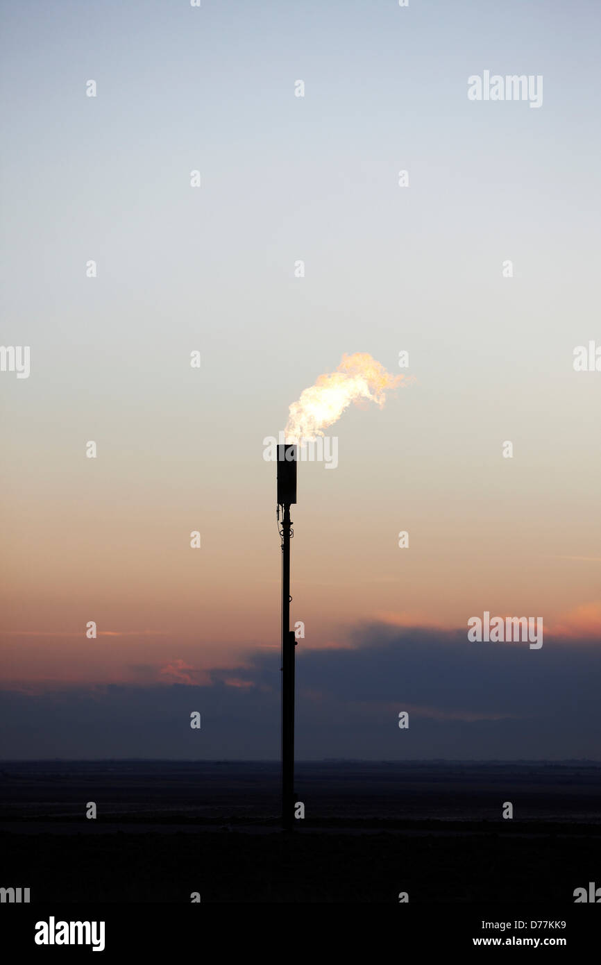 Torche de gaz de torchère d'huile pompe pumpjack site bien jack coucher du soleil des plaines de l'Est de l'huile du Colorado bien développés de la fracturation hydraulique Banque D'Images