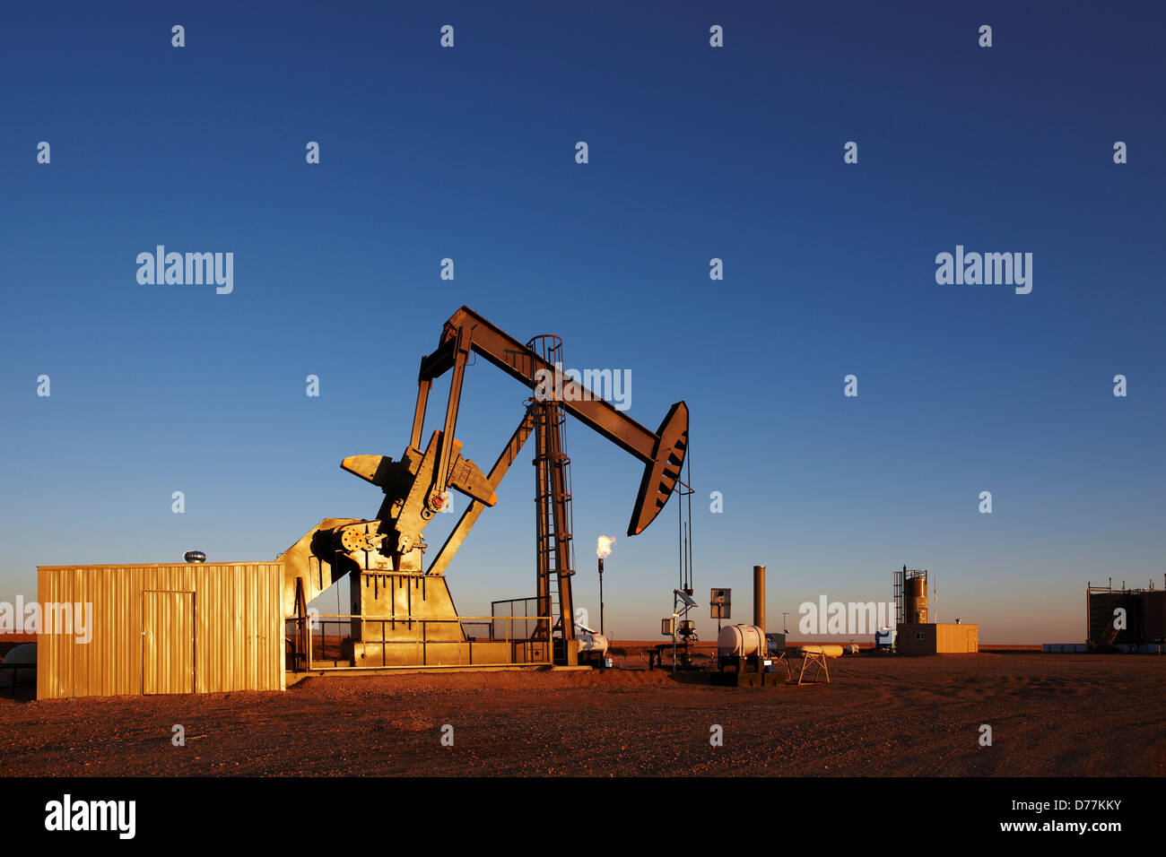 Ainsi l'huile de la pompe à gaz pumpjack jack flare torchère des plaines de l'Est de l'huile bien développés Colorado également connu sous le nom de fracturation hydraulique Banque D'Images