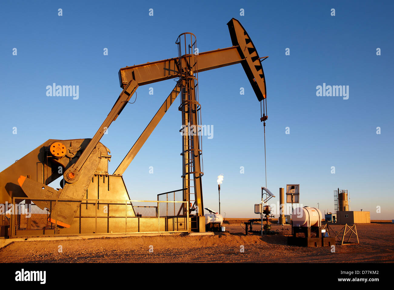 Ainsi l'huile de la pompe à gaz pumpjack jack flare torchère des plaines de l'Est de l'huile bien développés Colorado également connu sous le nom de fracturation hydraulique Banque D'Images