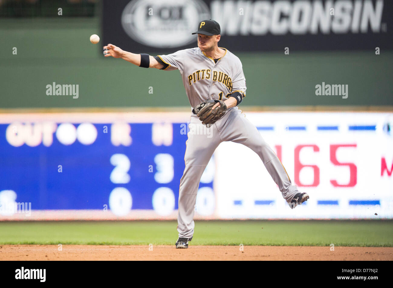 30 avril 2013 - Milwaukee, Wisconsin, États-Unis d'Amérique - 30 Avril 2013 : Pittsburgh shortstop Clint Barmes # 12 Milwaukee lance une glissière en première base. Brewers défait les Pirates 12-8 au Miller Park de Milwaukee, WI. John Fisher/CSM. Banque D'Images